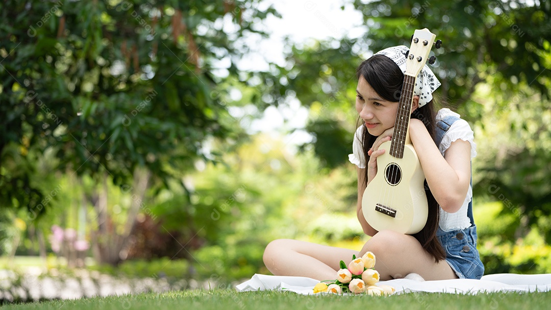 Retrato de foto sorrindo menina no parque verde da cidade.