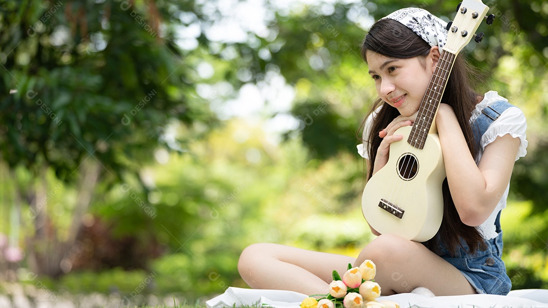 Retrato de foto sorrindo menina no parque verde da cidade.