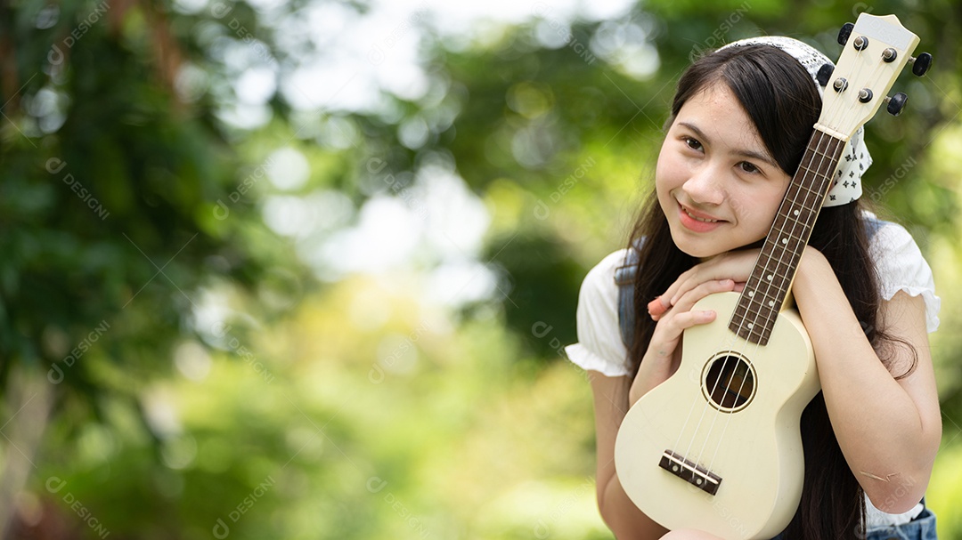 Retrato de foto sorrindo menina no parque verde da cidade.