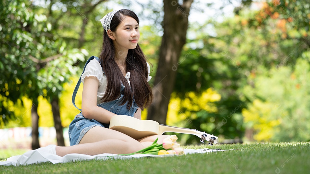 Retrato de foto sorrindo menina no parque verde da cidade.