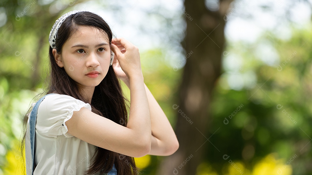 Retrato de foto sorrindo menina no parque verde da cidade.