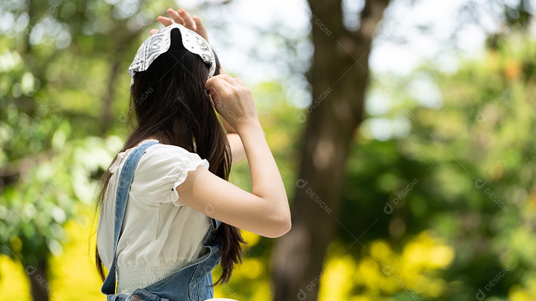 Retrato de foto sorrindo menina no parque verde da cidade.