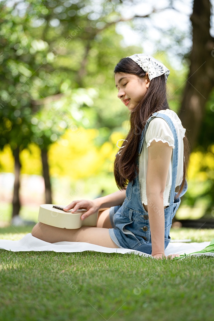 Retrato de foto sorrindo Garota no Parque Verde Parque da cidade verde na primavera sorrindo sonhadora, jovem morena sorridente.