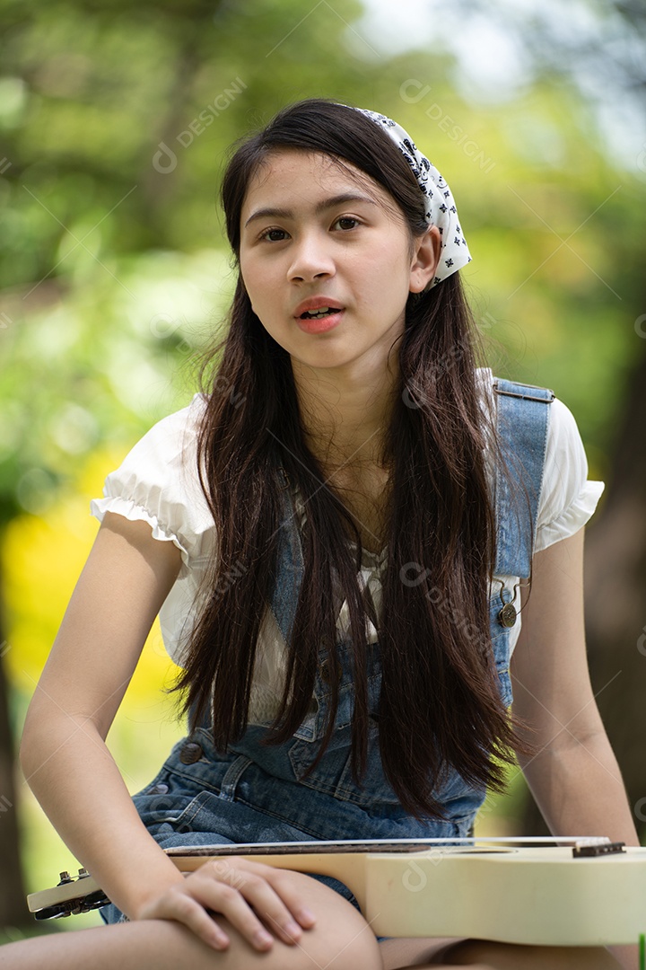 Retrato de foto sorrindo Garota no Parque Verde Parque da cidade verde na primavera sorrindo sonhadora, jovem morena sorridente.