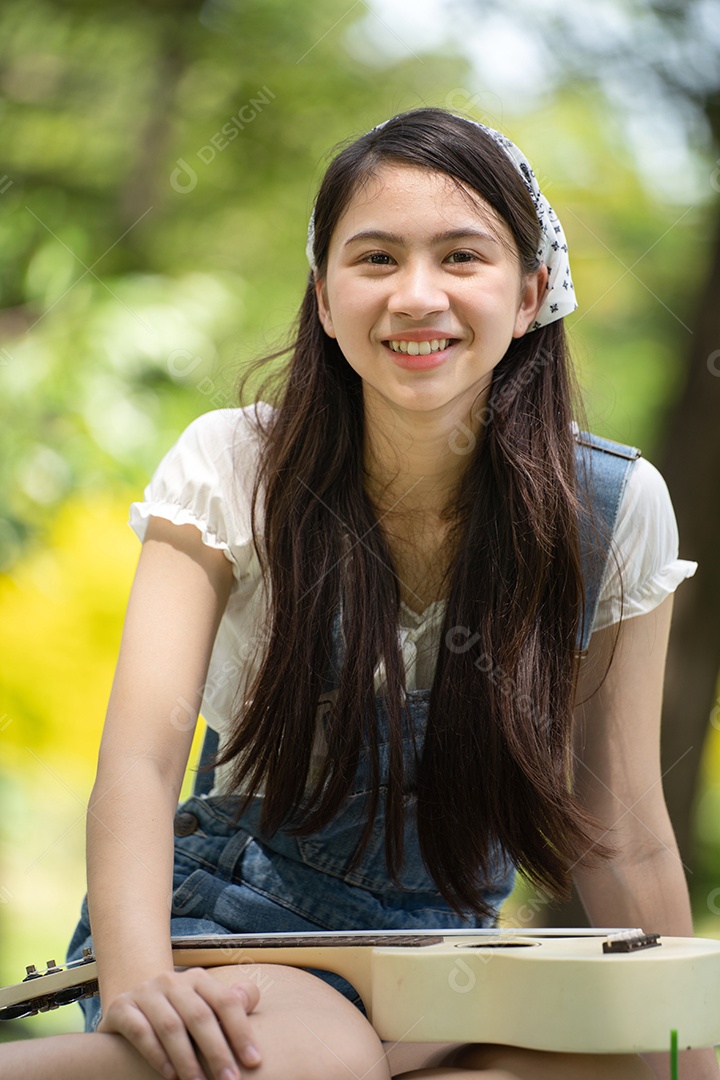 Retrato de foto sorrindo Garota no Parque Verde Parque da cidade verde na primavera sorrindo sonhadora, jovem morena sorridente.