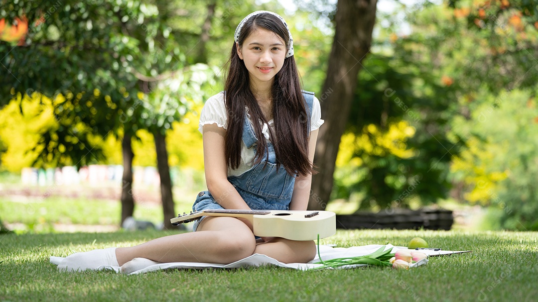 Retrato de foto sorrindo Garota no Parque Verde Parque da cidade verde na primavera sorrindo sonhadora, jovem morena sorridente