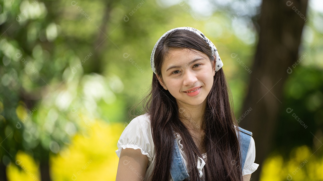 Retrato de foto sorrindo Garota no Parque Verde Parque da cidade verde na primavera sorrindo sonhadora, jovem morena sorridente.
