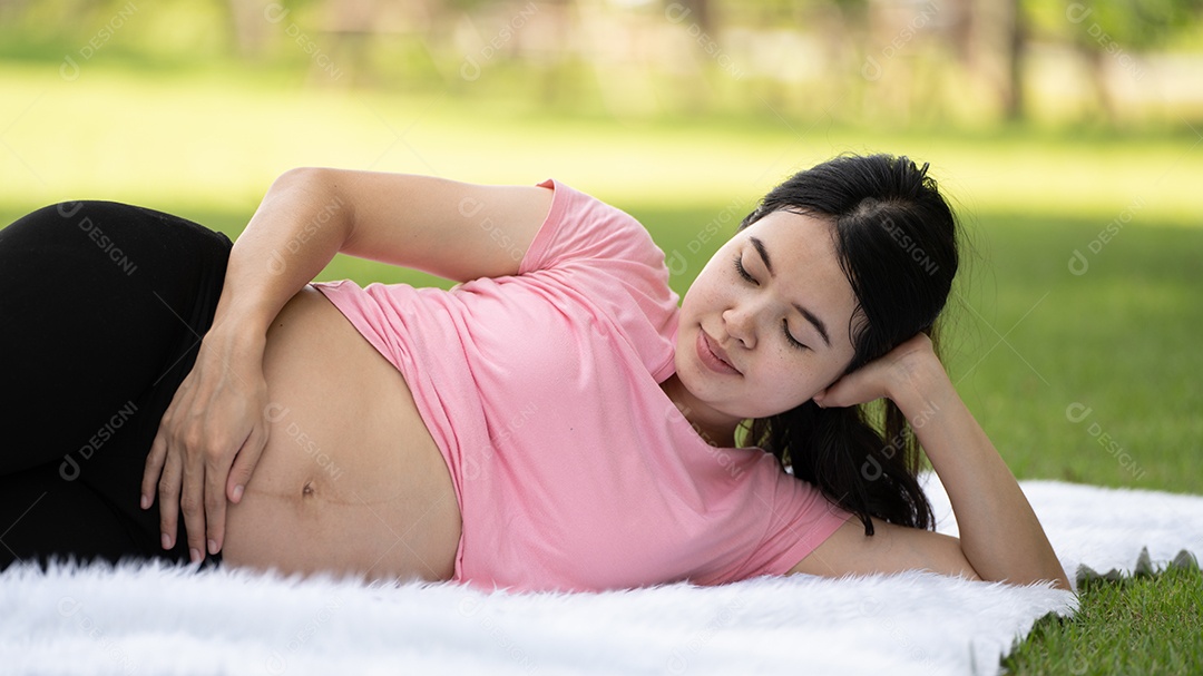 Mulher grávida tocando a barriga no Parque da Cidade, Grávida Relaxando e exercitando.