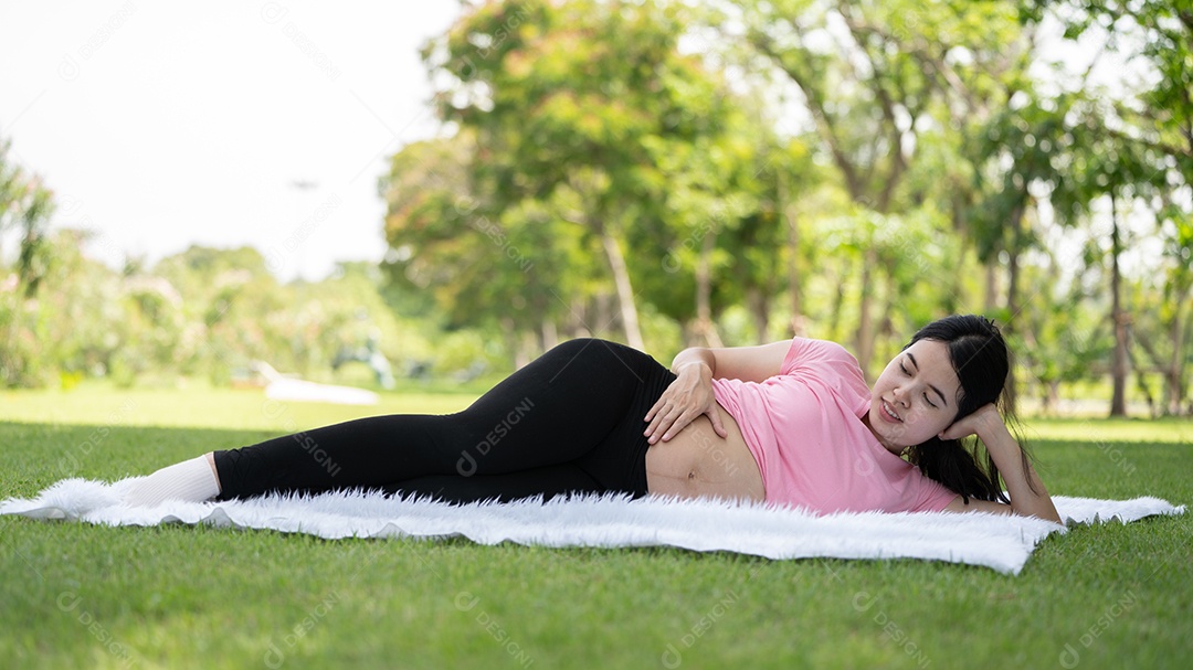 Mulher grávida tocando a barriga no Parque da Cidade, Grávida Relaxando e exercitando.