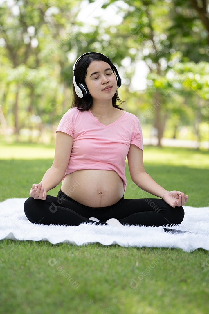 Mulher grávida tocando a barriga no Parque da Cidade, Grávida Relaxando e exercitando.