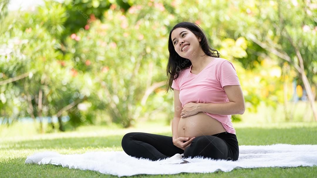 Mulher grávida tocando a barriga no Parque da Cidade, Grávida Relaxando e exercitando.
