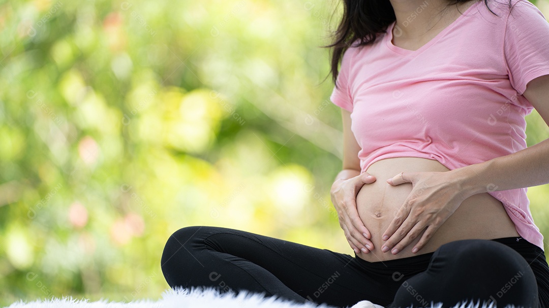 Mulher grávida tocando a barriga no Parque da Cidade, Grávida Relaxando e exercitando.