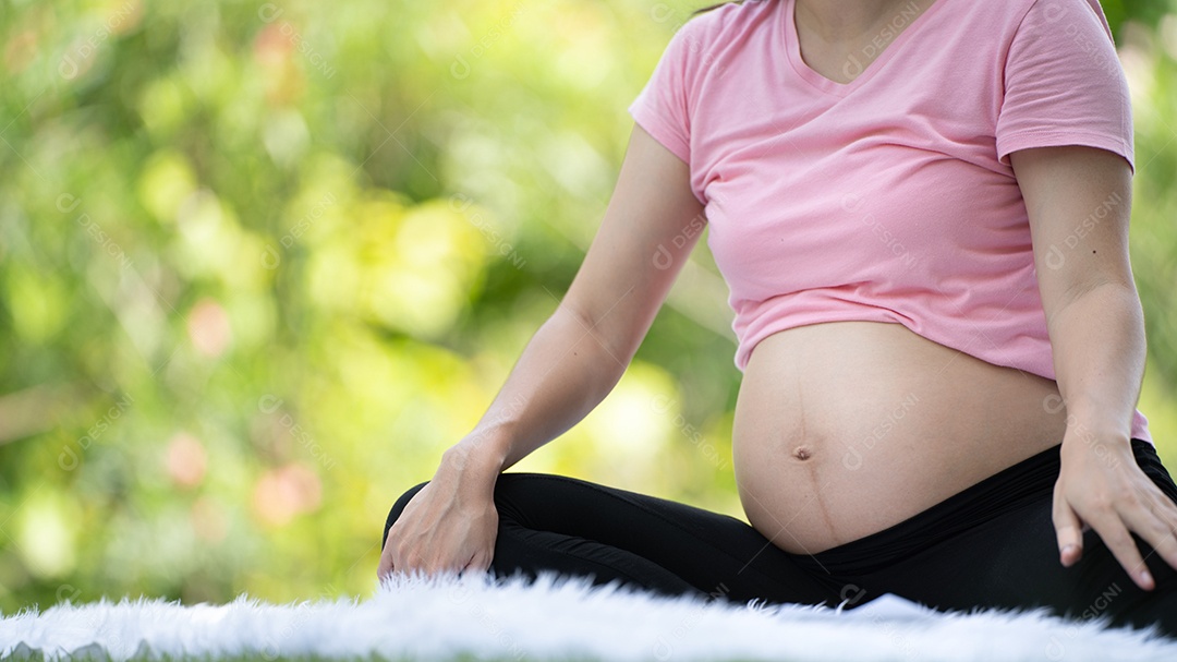 Mulher grávida tocando a barriga no Parque da Cidade, Grávida Relaxando e exercitando.