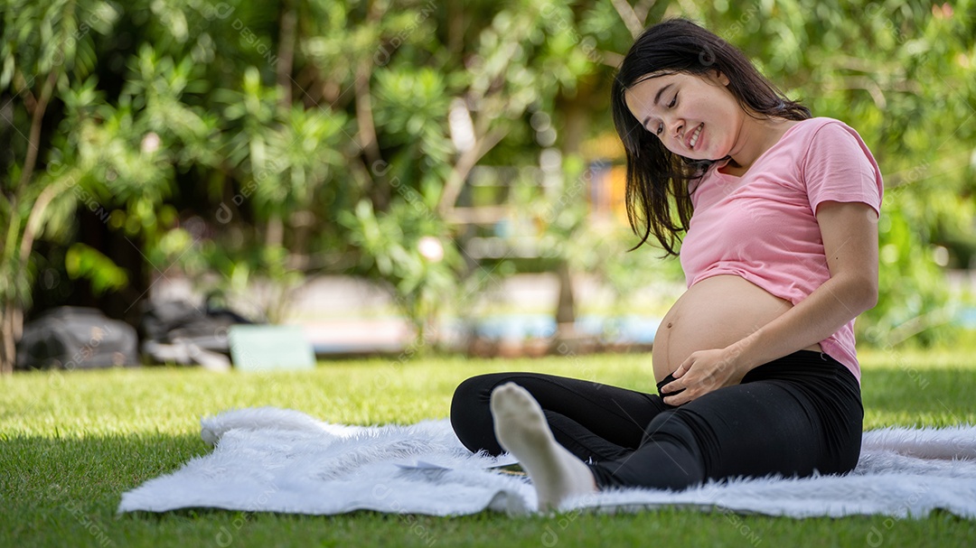 Mulher grávida tocando a barriga no Parque da Cidade, Grávida Relaxando e exercitando.