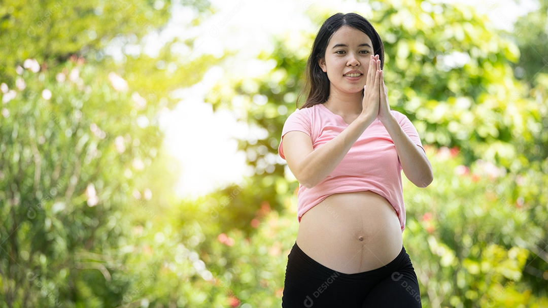 Mulher grávida tocando a barriga no Parque da Cidade, Grávida Relaxando e exercitando.