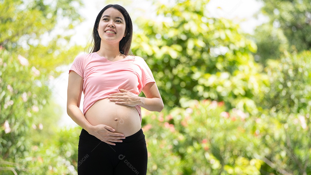 Mulher grávida tocando a barriga no Parque da Cidade, Grávida Relaxando e exercitando.