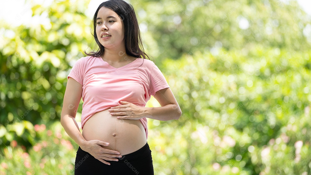 Mulher grávida tocando a barriga no Parque da Cidade, Grávida Relaxando e exercitando.
