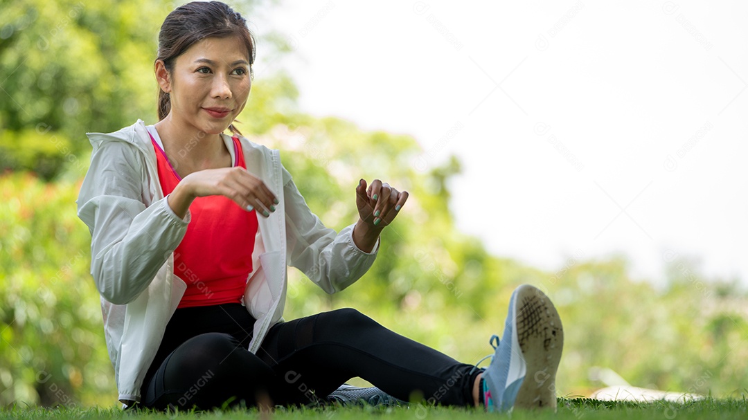 Exercício de treino feminino jovem saudável antes de correr ou fitness.