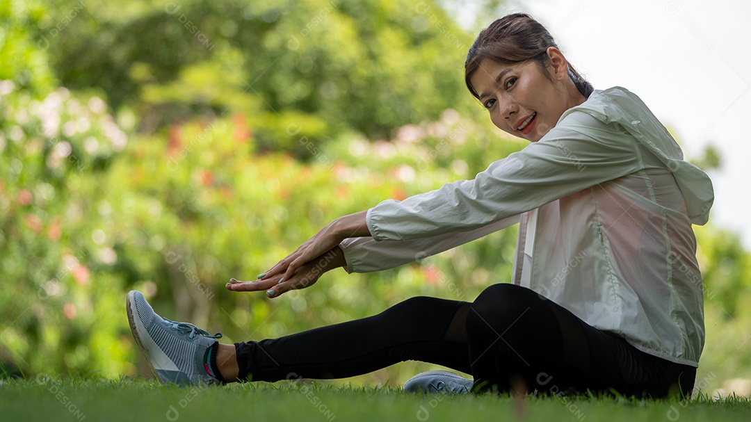 Exercício de treino feminino jovem saudável antes de correr ou fitness.
