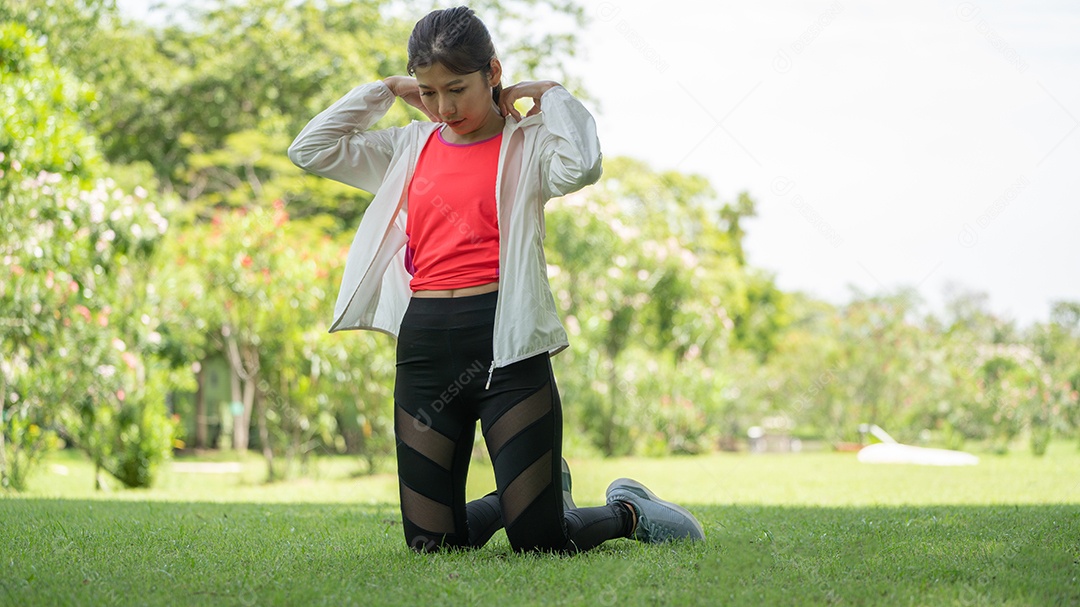 Exercício de treino feminino jovem saudável antes de correr ou fitness.