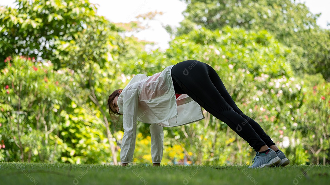 Exercício de treino feminino jovem saudável antes de correr ou fitness.