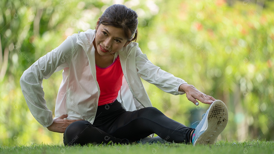 Exercício de treino feminino jovem saudável antes de correr ou fitness.