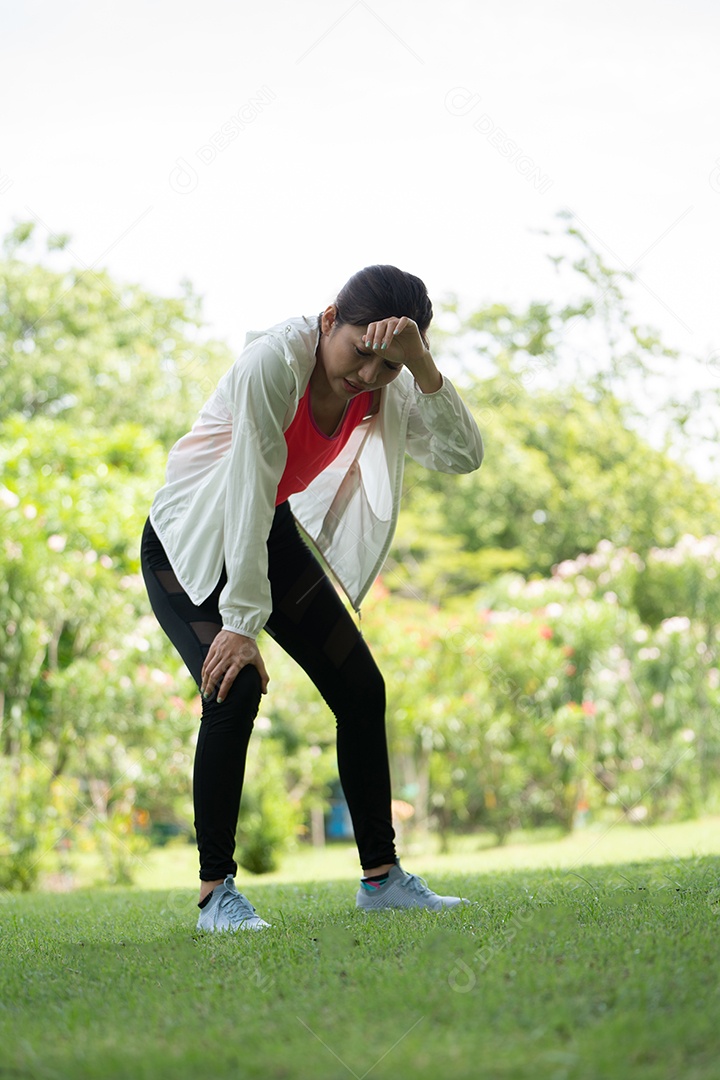 Mulher sofre insolação, mulher esportiva veste camisa esportiva.