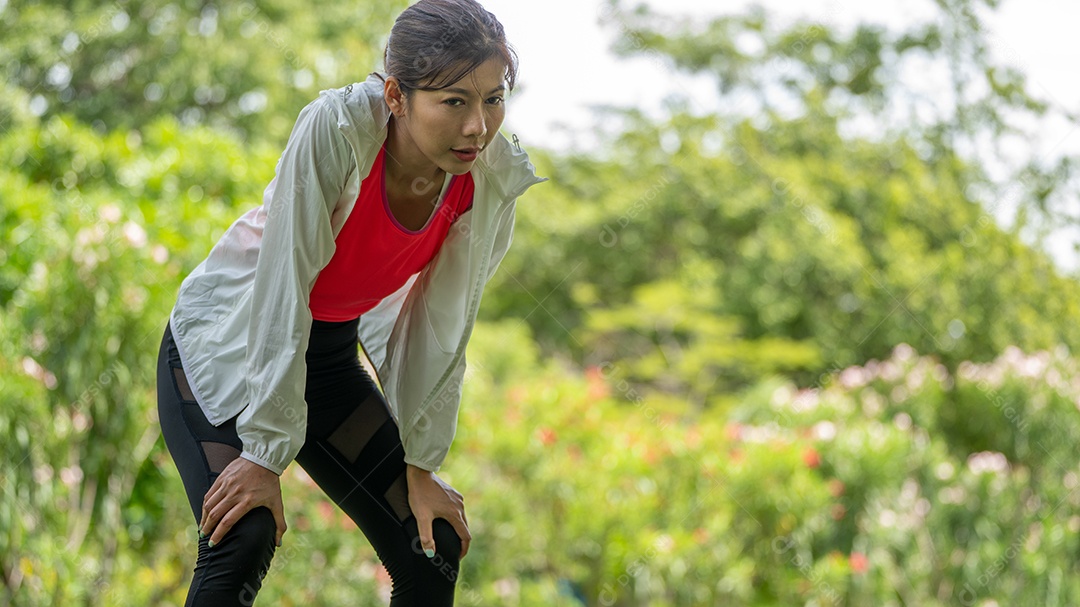 Mulher sofre insolação, mulher esportiva veste camisa esportiva branca.