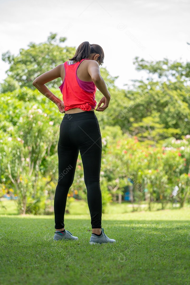 Exercício de treino feminino jovem saudável antes de correr ou fitness.