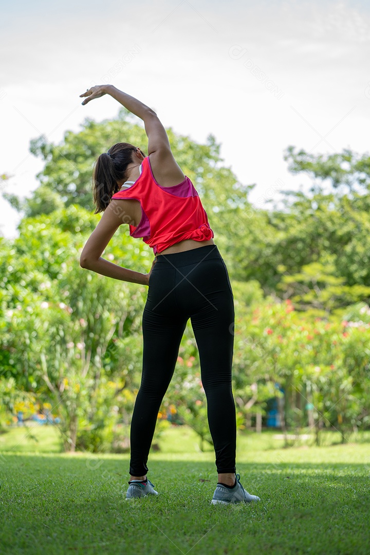 Exercício de treino feminino jovem saudável antes de correr ou fitness.