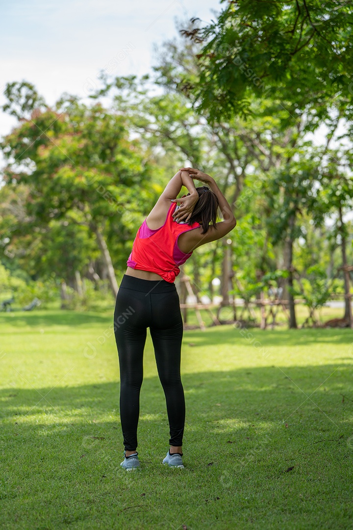 Exercício de treino feminino jovem saudável antes de correr ou fitness.