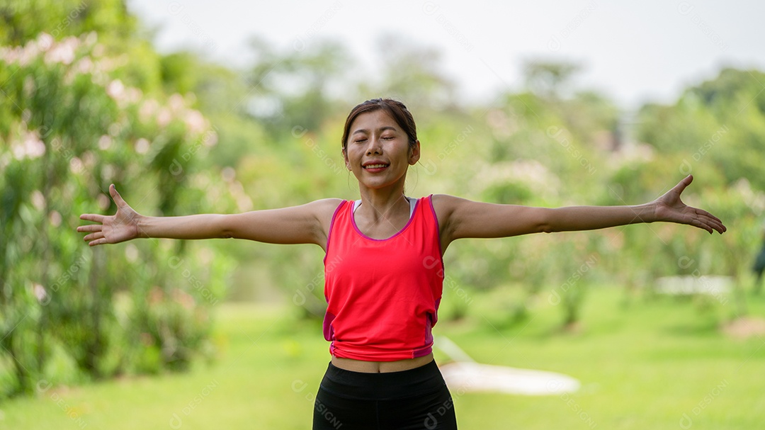 Exercício de treino feminino jovem saudável antes de correr ou fitness.