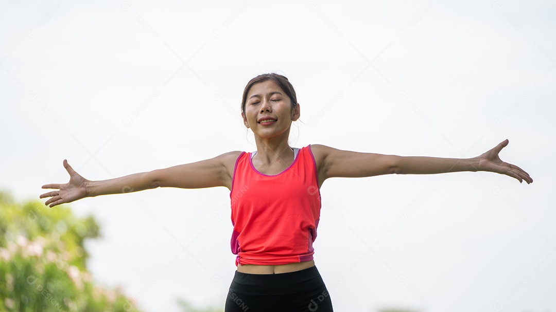 Exercício de treino feminino jovem saudável antes de correr ou fitness.