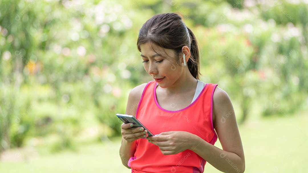 Menina linda jovem de camisa bege posando na cidade verde.
