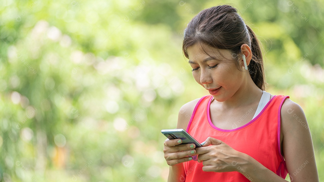 Menina linda jovem de camisa bege posando na cidade verde