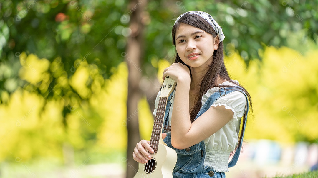 Retrato de foto sorrindo menina no parque verde da cidade.