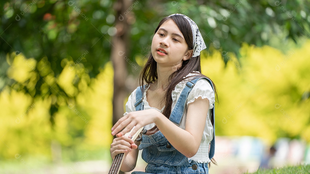 Retrato de foto sorrindo menina no parque verde da cidade.