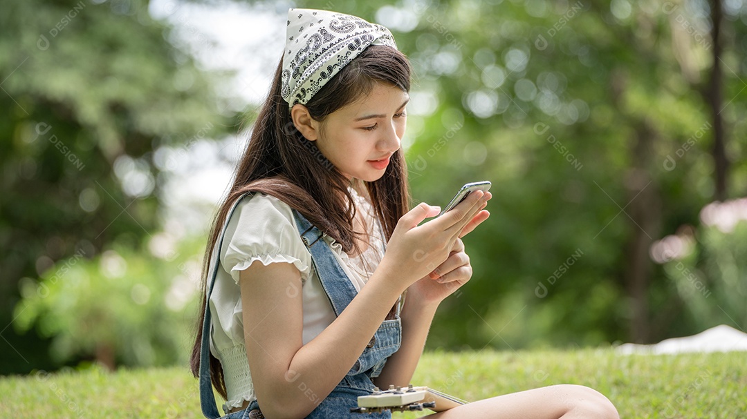 Retrato de menina tirando foto com celular e fazendo gestos no parque verde da cidade verde em spri