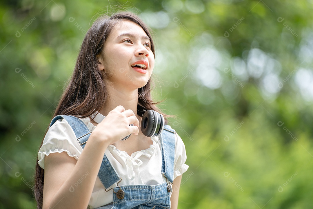 Retrato de foto sorrindo menina no parque verde da cidade verde.