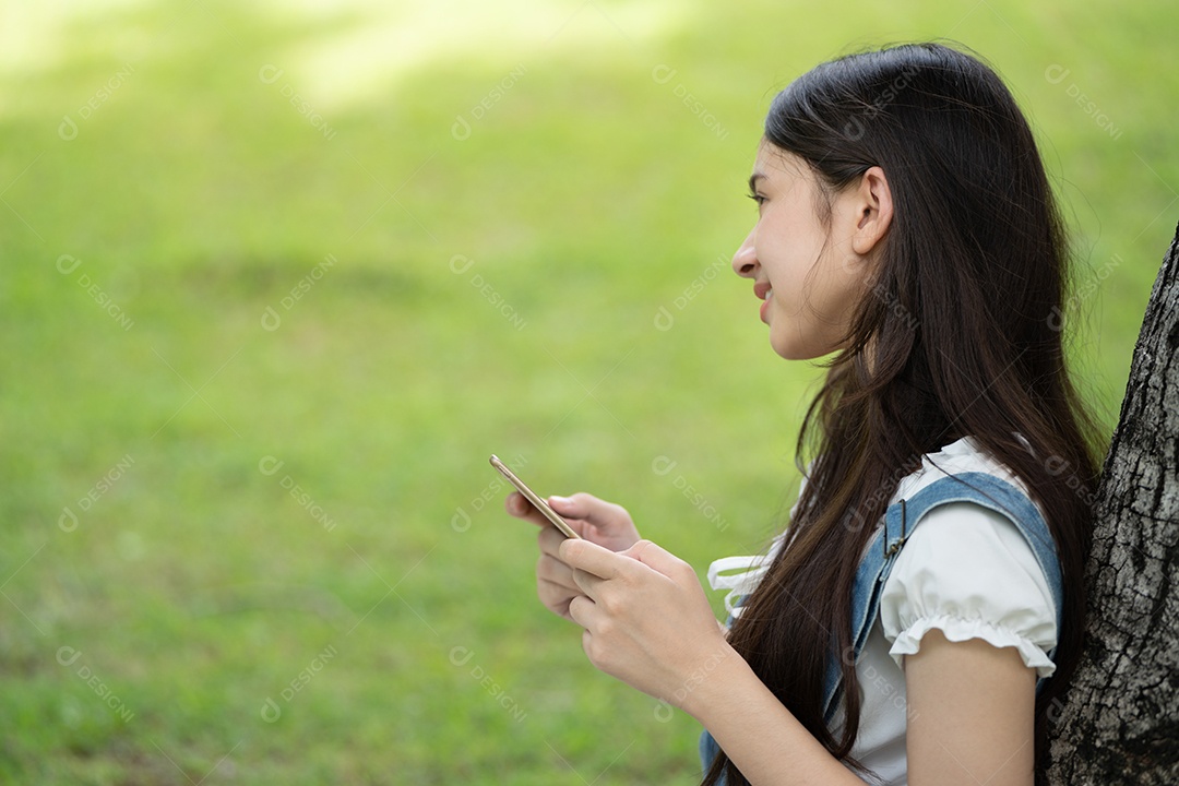 Retrato de menina segurando tablet fazendo gestos no parque verde da cidade verde em spri