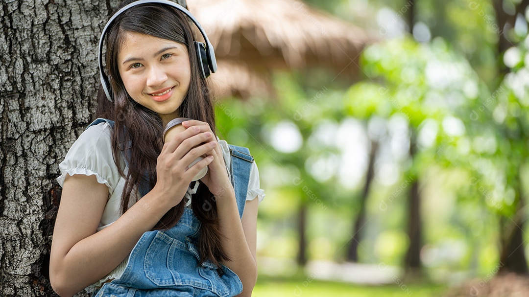 Retrato de menina mexendo no celular fazendo gestos no parque verde da cidade verde em spri