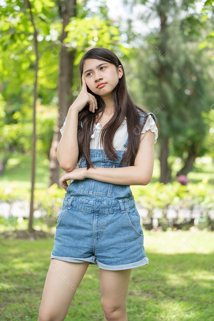 Retrato de menina fazendo gestos no parque verde da cidade verde em spri