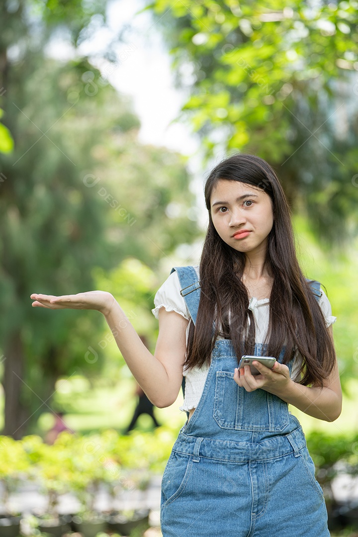 Retrato de menina fazendo gestos no parque verde da cidade verde em spri