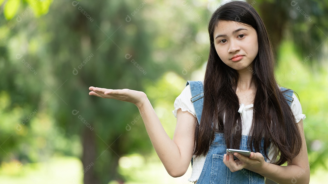 Retrato de menina fazendo gestos no parque verde da cidade verde em spri
