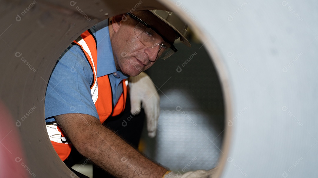 Trabalhador fatorial americano do capataz da indústria pesada verifica o estoque de