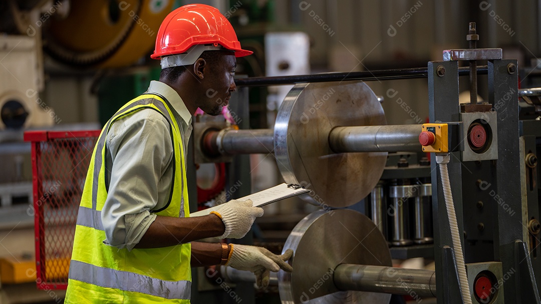 Afro-americano usando capacete de segurança, equipamento de segurança