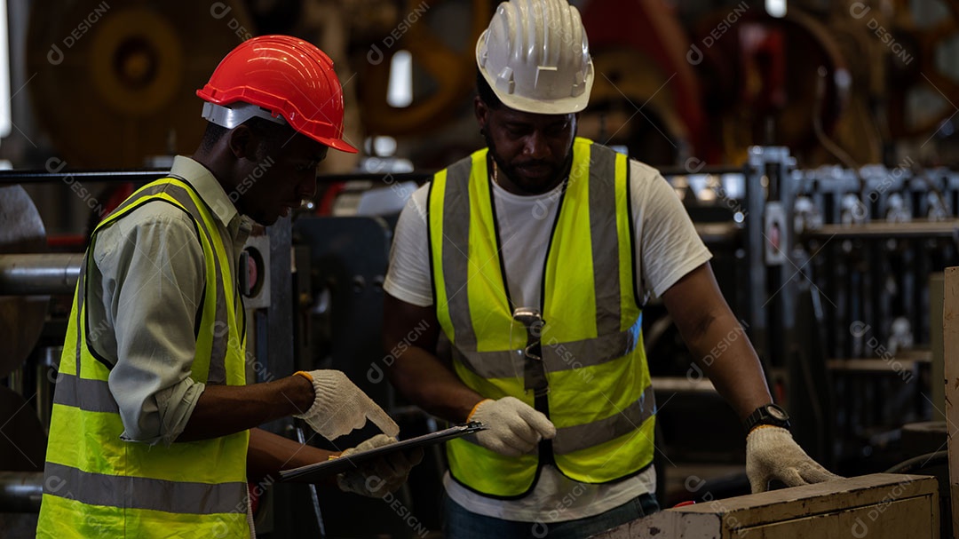 Afro-americano usando capacete de segurança, equipamento de segurança