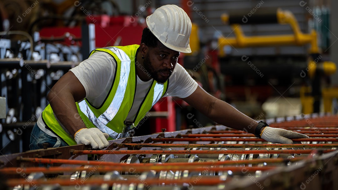 Afro-americano usando capacete de segurança, equipamento de segurança