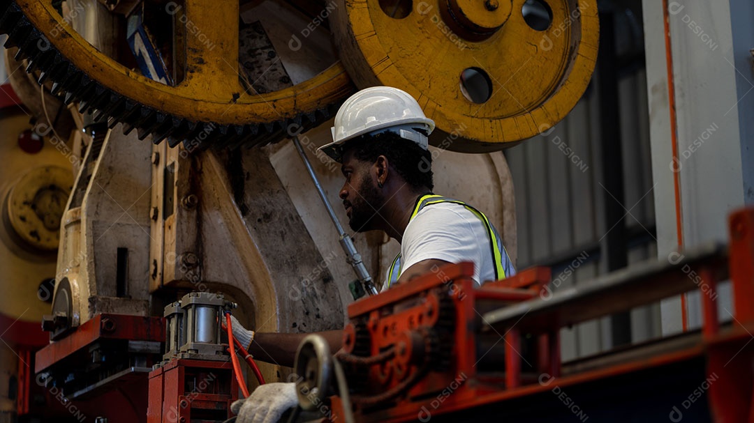 Afro-americano usando capacete de segurança, equipamento de segurança