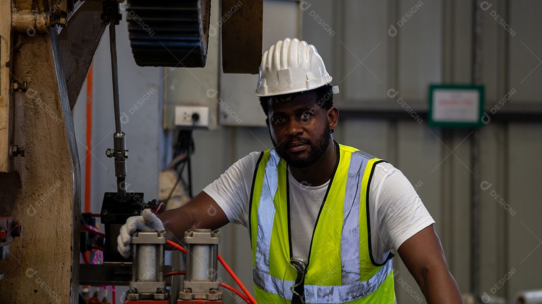 Afro-americano usando capacete de segurança, equipamento de segurança